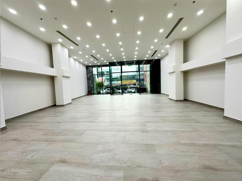 Cho thuê building đường bạch đằng, hướng sân bay. dtsd 1.260m2. 1 hầm  7 tầng. pccc đạt chuẩn