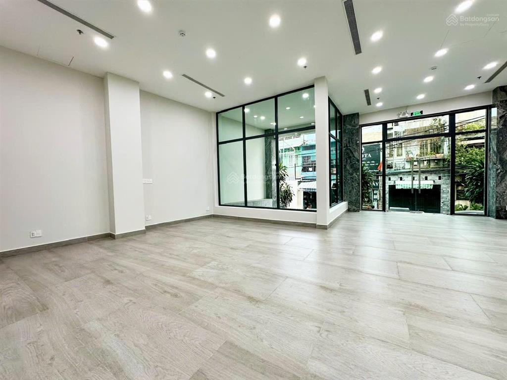 Cho thuê building đường bạch đằng, hướng sân bay. dtsd 1.260m2. 1 hầm  7 tầng. pccc đạt chuẩn