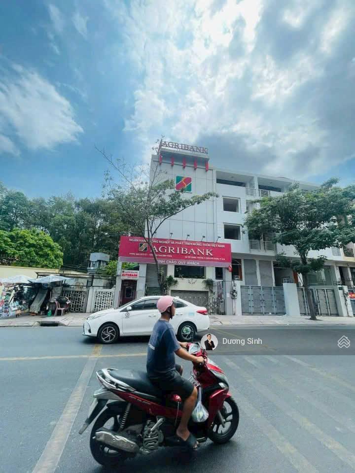Nhà nguyên căn mặt tiền đường phổ quang. dt 8x20m. 1 hầm, 4 lầu. có thang máy