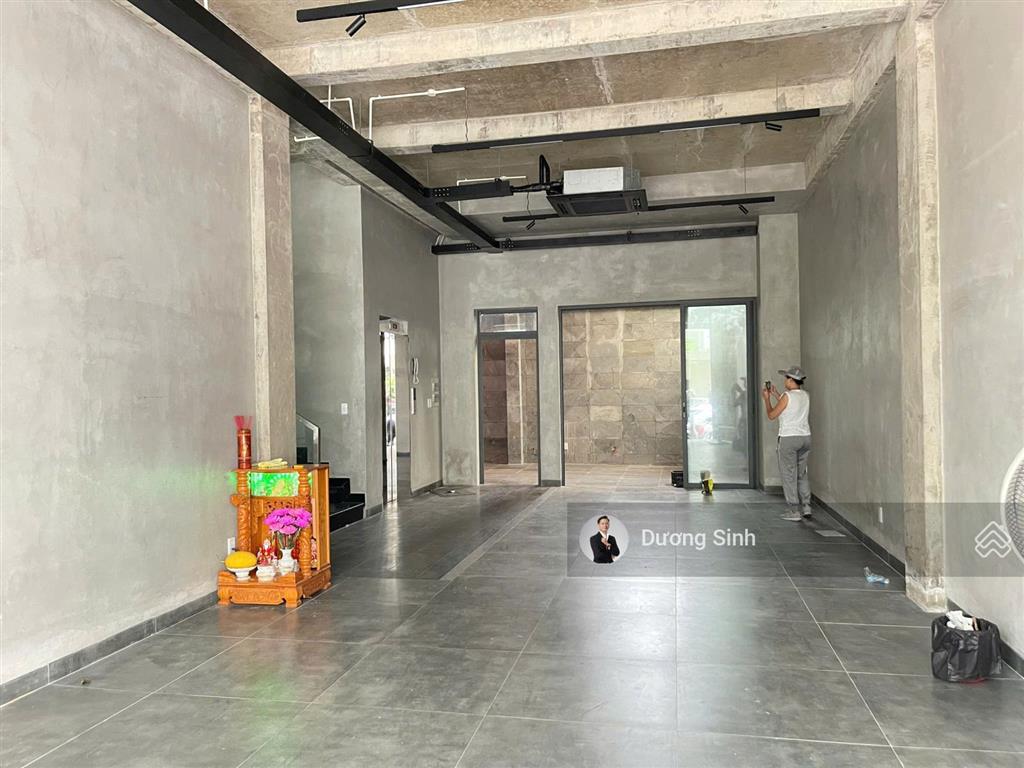 Nhà nguyên căn mặt tiền đường nguyễn minh hoàng, khu k300. 1 trệt 3 lầu sân thượng. thang máy