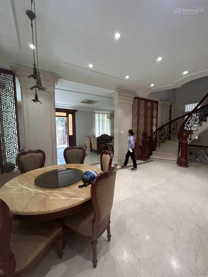 Cho thuê biệt thự đường cộng hòa. dt 12x26m. 1 hầm  4 tầng. nội thất cơ bản