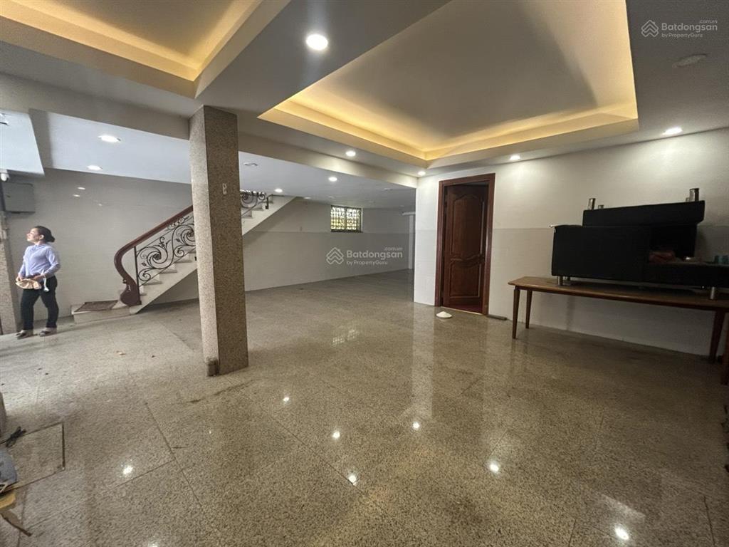 Cho thuê biệt thự đường cộng hòa. dt 12x26m. 1 hầm  4 tầng. nội thất cơ bản