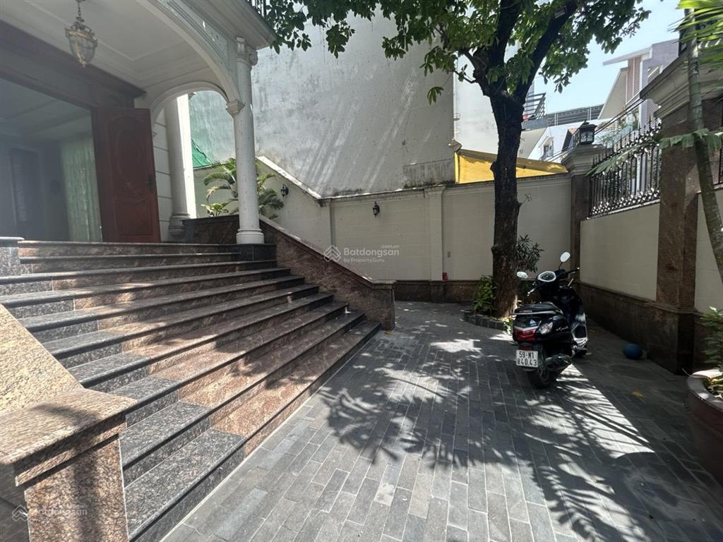 Cho thuê biệt thự đường cộng hòa. dt 12x26m. 1 hầm  4 tầng. nội thất cơ bản