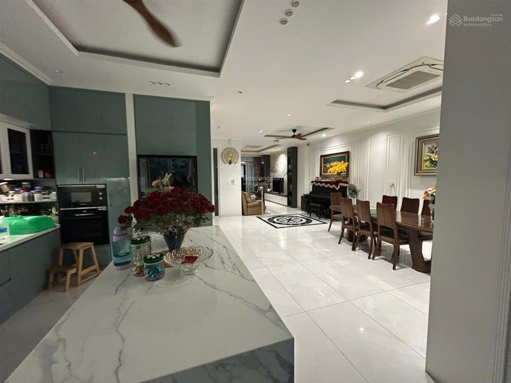 Cho thuê nhà nguyên căn khu bàu cát. dt 8x18m. 1 trệt 3 lầu. sẵn máy lạnh.