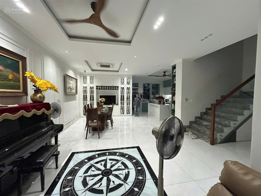 Cho thuê nhà nguyên căn khu bàu cát. dt 8x18m. 1 trệt 3 lầu. sẵn máy lạnh.