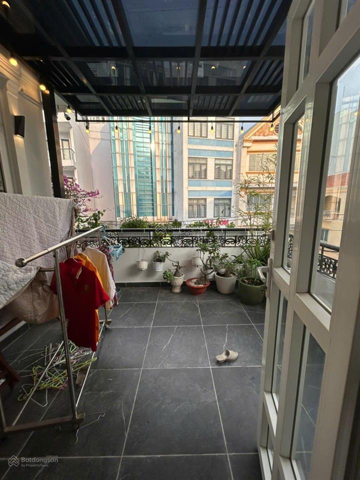 Cho thuê nhà nguyên căn khu bàu cát. dt 8x18m. 1 trệt 3 lầu. sẵn máy lạnh.