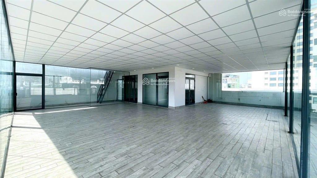 Cho thuê tòa nhà đường trương công định. dt 11x18m. 1 hầm  6 tầng. sàn trống suốt.pccc nghiệm thu