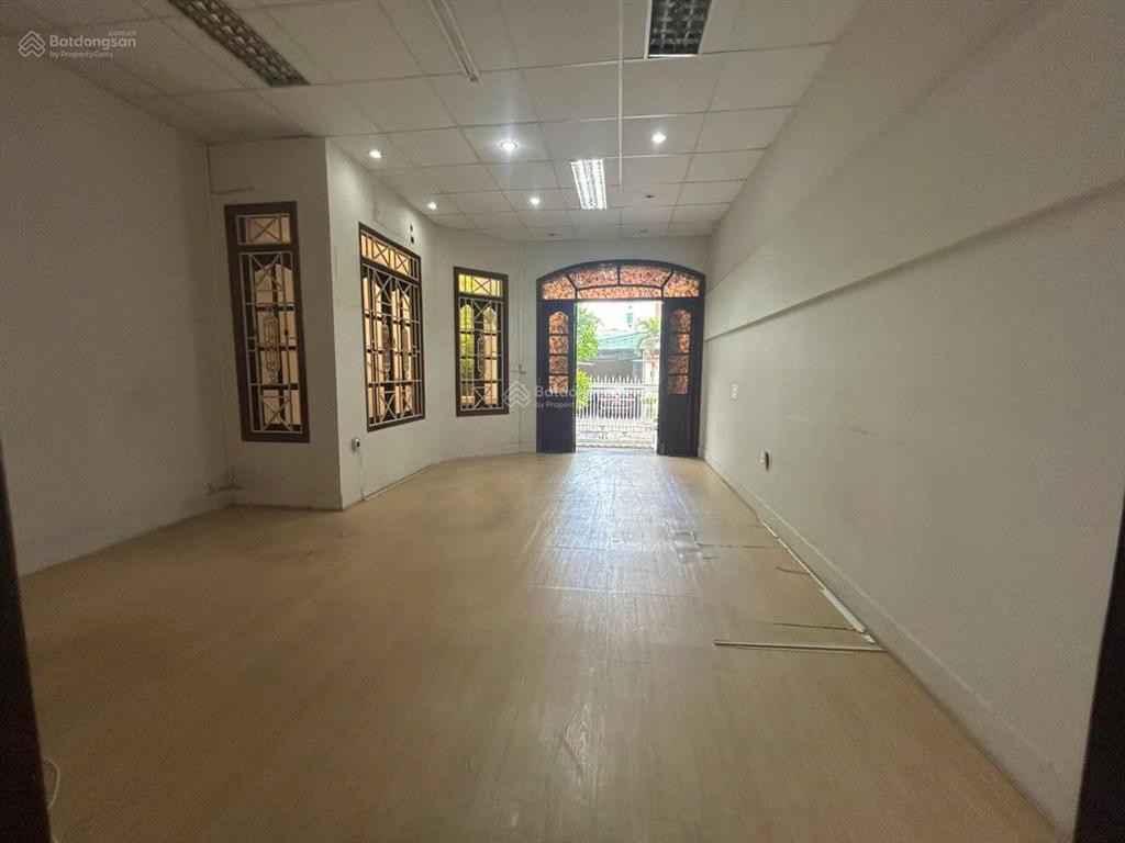 Cho thuê biệt thự đường phổ quang, phường 2. dt 8x18m. 1 trệt 2 lầu. gara ô tô