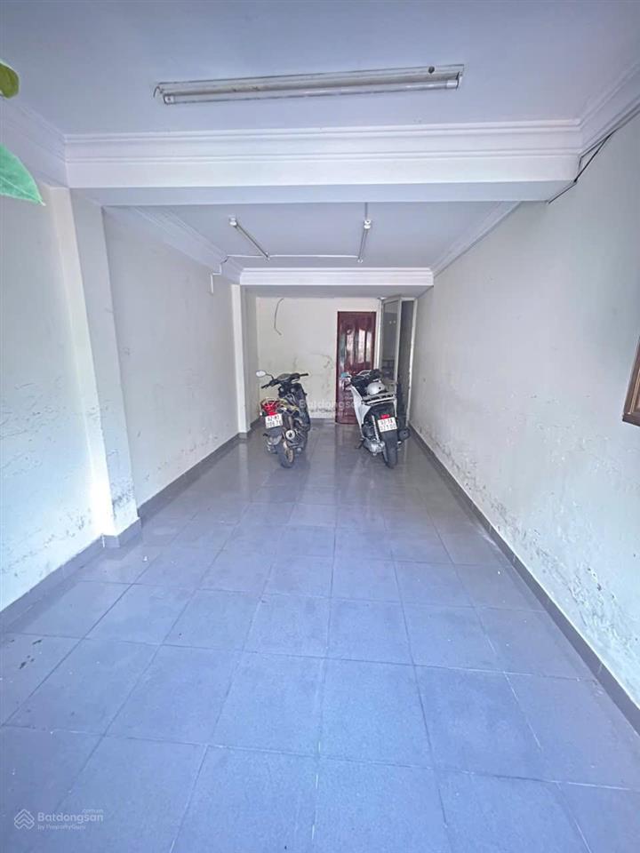 Cho thuê biệt thự đường phổ quang, phường 2. dt 8x18m. 1 trệt 2 lầu. gara ô tô