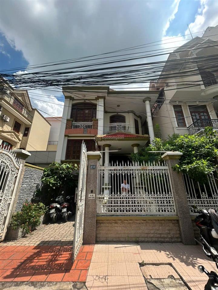 Cho thuê biệt thự đường phổ quang, phường 2. dt 8x18m. 1 trệt 2 lầu. gara ô tô