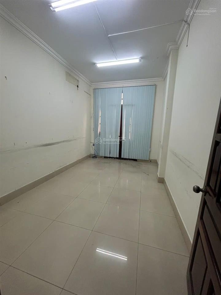 Cho thuê biệt thự đường phổ quang, phường 2. dt 8x18m. 1 trệt 2 lầu. gara ô tô