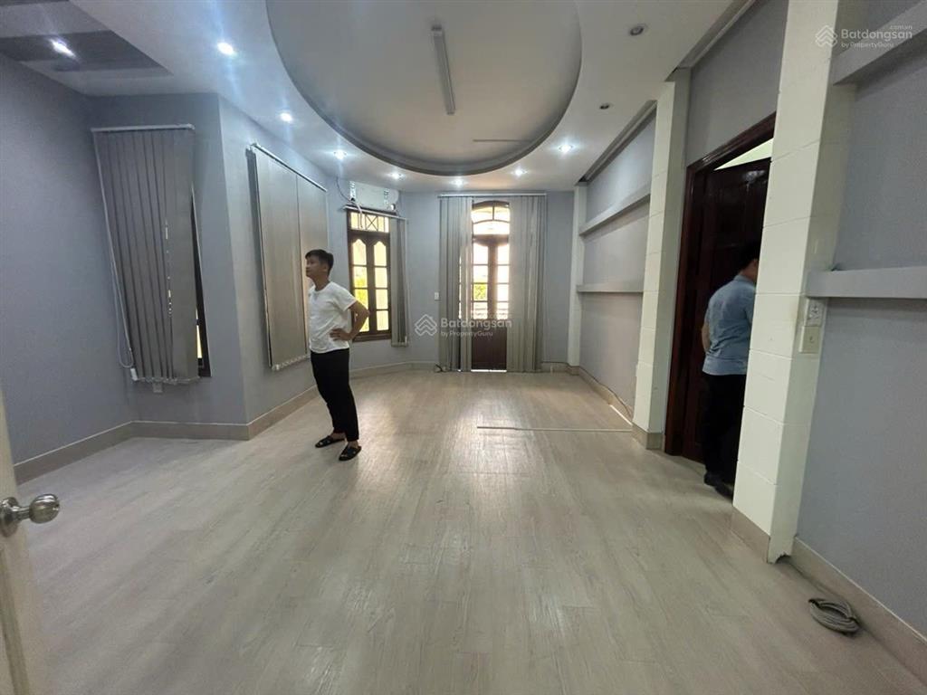Cho thuê biệt thự đường phổ quang, phường 2. dt 8x18m. 1 trệt 2 lầu. gara ô tô