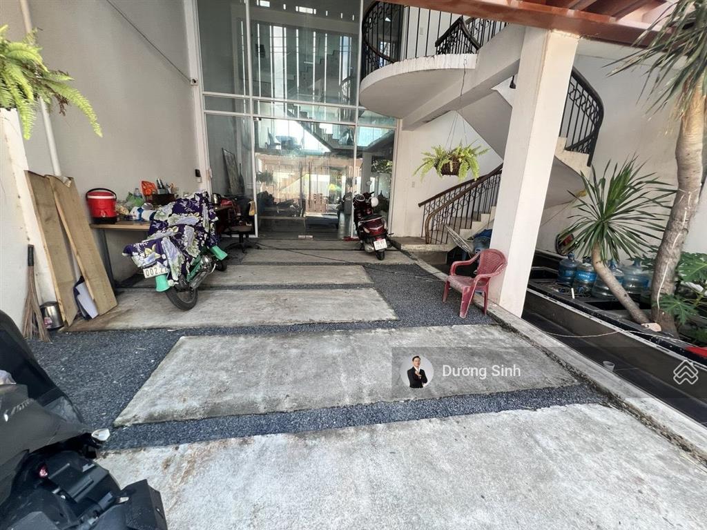 Biệt thự cho thuê đường phổ quang, ngay sân bay. dt 10x20m. 1 trệt 3 lầu. gara ô tô