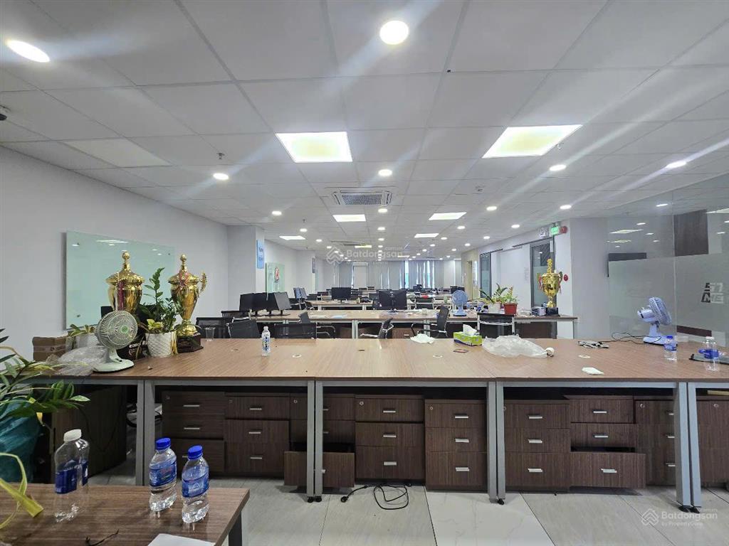 Building cho thuê mặt tiền đường cộng hòa ngay lotte. dtsd 1.330m2. 1 hầm  7 tầng
