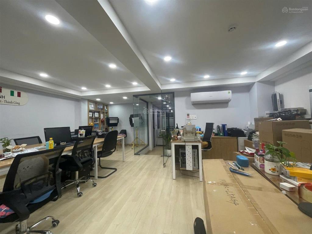Cho thuê nguyên căn mt lê văn sỹ, phường 1. dt 8x25m. trệt  3 tầng. nhà trống suốt.