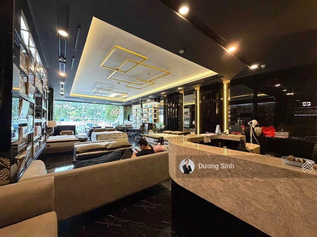 Nhà hiếm! cho thuê mặt tiền trần quốc hoàn ngay sân bay. dt 10x30m. 3 lầu suốt. vị trí thương hiệu