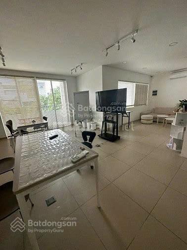 Cho thuê nhà nguyên căn mt khu bàu cát, phường 14. dt 12x18m. trệt, 3 lầu. sẵn máy lạnh