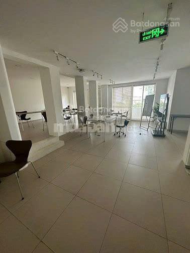 Cho thuê nhà nguyên căn mt khu bàu cát, phường 14. dt 12x18m. trệt, 3 lầu. sẵn máy lạnh