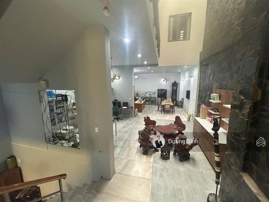 Cho thuê nguyên căn hẻm 8m yên thế, khu sân bay. dt 7x20m. 1 hầm 3 lầu. sẵn máy lạnh