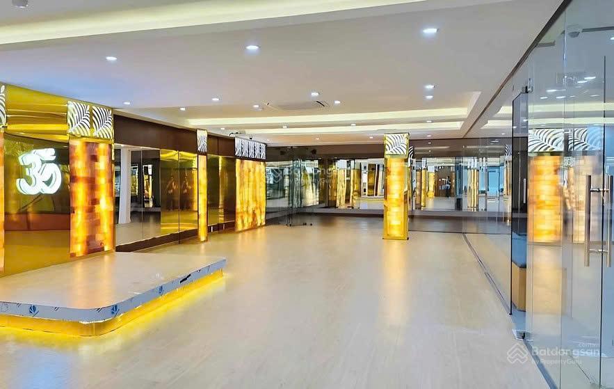 Tòa nhà cho thuê mt thăng long, p4. dt 11x20m. 1 hầm 5 tầng. giá 100tr/tháng.