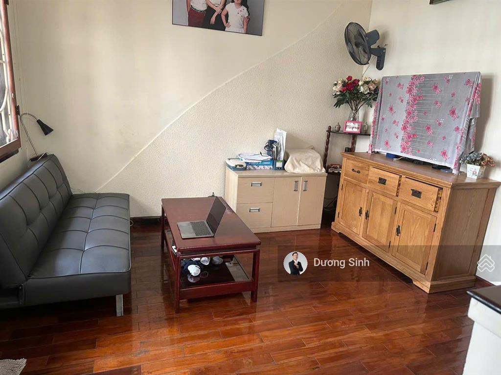 Biệt thự cho thuê đường phổ quang. dt 10x20m. 1 trệt 2 lầu. gara ô tô. sẵn máy lạnh