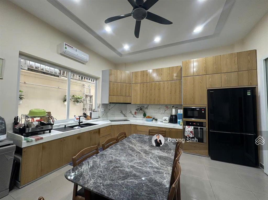 Biệt thự cho thuê đường phổ quang. dt 10x20m. 1 trệt 2 lầu. gara ô tô. sẵn máy lạnh