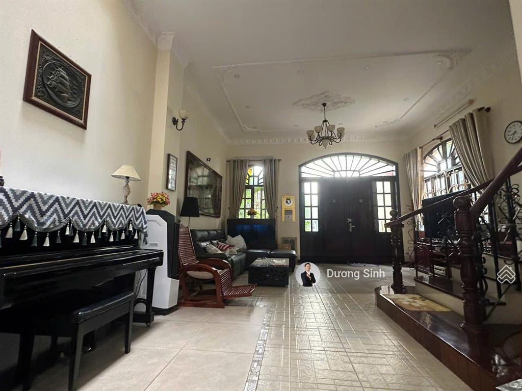 Biệt thự cho thuê đường phổ quang. dt 10x20m. 1 trệt 2 lầu. gara ô tô. sẵn máy lạnh