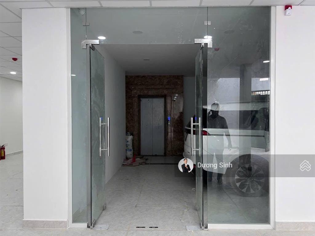 Cho thuê nguyên căn góc 2 mặt tiền khu lê văn sỹ. dt 12x16m. 1 trệt 3 lầu sân thượng. thang máy.