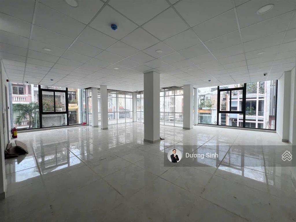 Cho thuê nguyên căn góc 2 mặt tiền khu lê văn sỹ. dt 12x16m. 1 trệt 3 lầu sân thượng. thang máy.