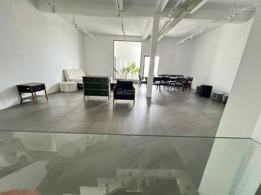 Cho thuê nguyên căn đường huỳnh văn bánh, p. phú nhuận. dt 9x20m. 1 trệt  5 lầu. thang máy.