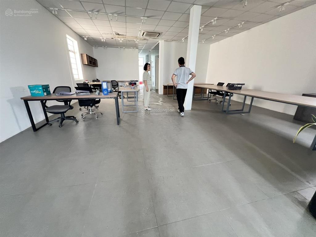 Cho thuê nguyên căn đường huỳnh văn bánh, p. phú nhuận. dt 9x20m. 1 trệt  5 lầu. thang máy.