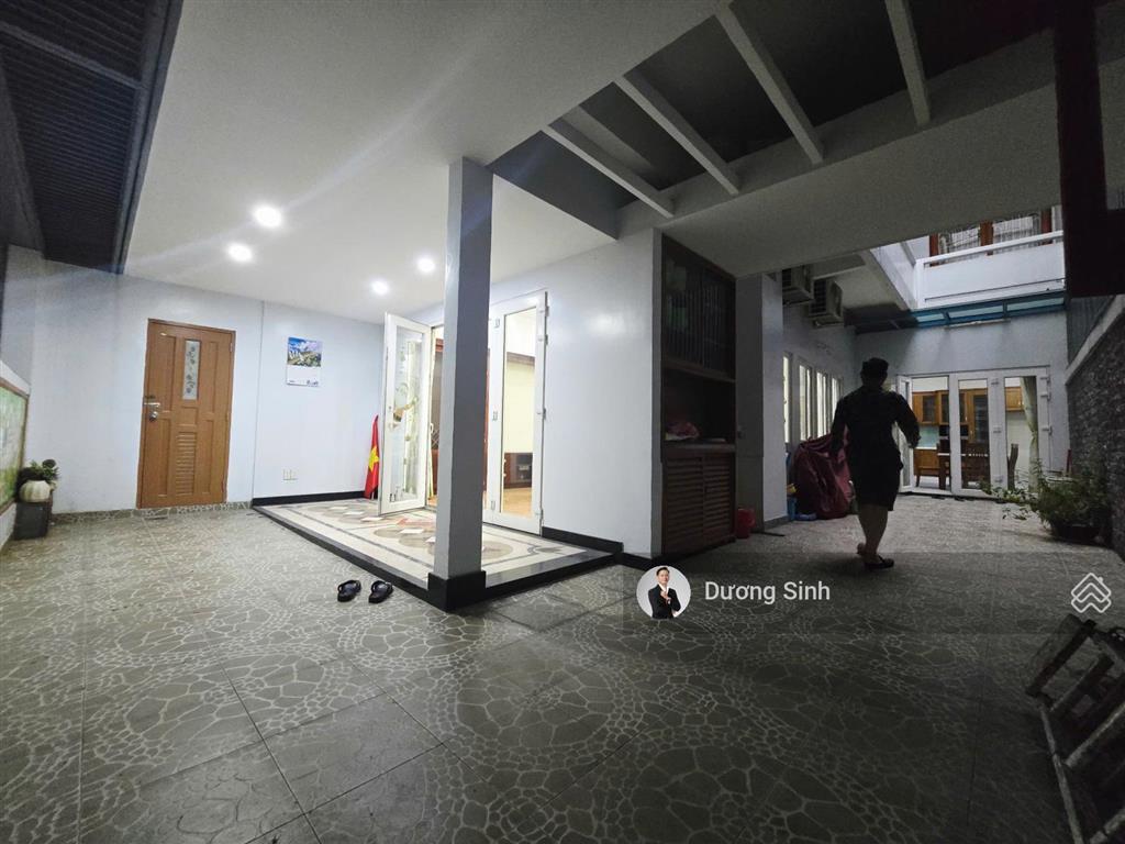 Biệt thự cho thuê đường nguyễn trọng tuyển. dt 8x17m. 1 trệt 2 lầu sân thượng. gara ô tô