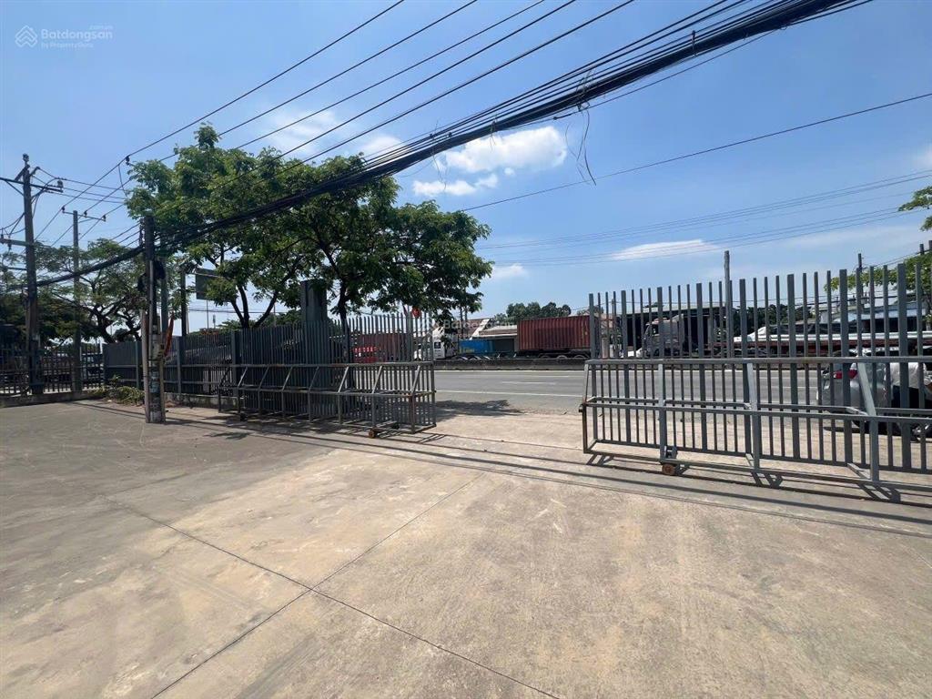 Bán 6100m mặt tiền ql51 p.phú mỹ, có sẵn kho xưởng. thích hợp làm showroom.