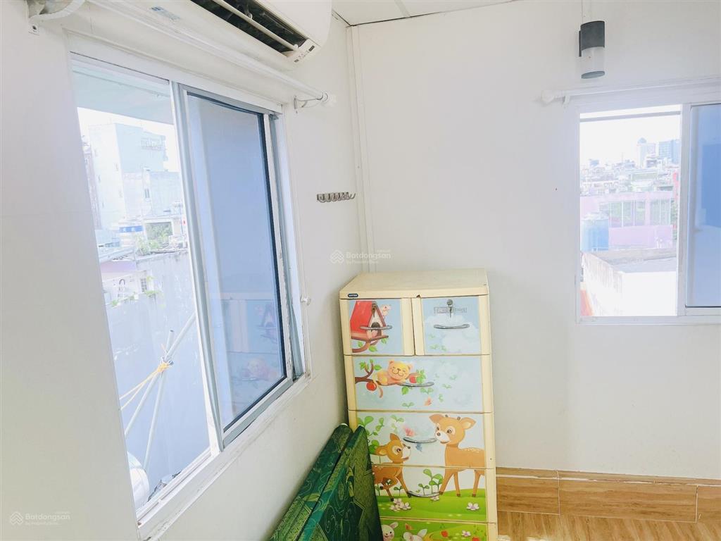 Cho thuê phòng quận 1 giá rẻ có 2 cửa sổ thoáng mát, free 1 xe máy, gần chợ tân định