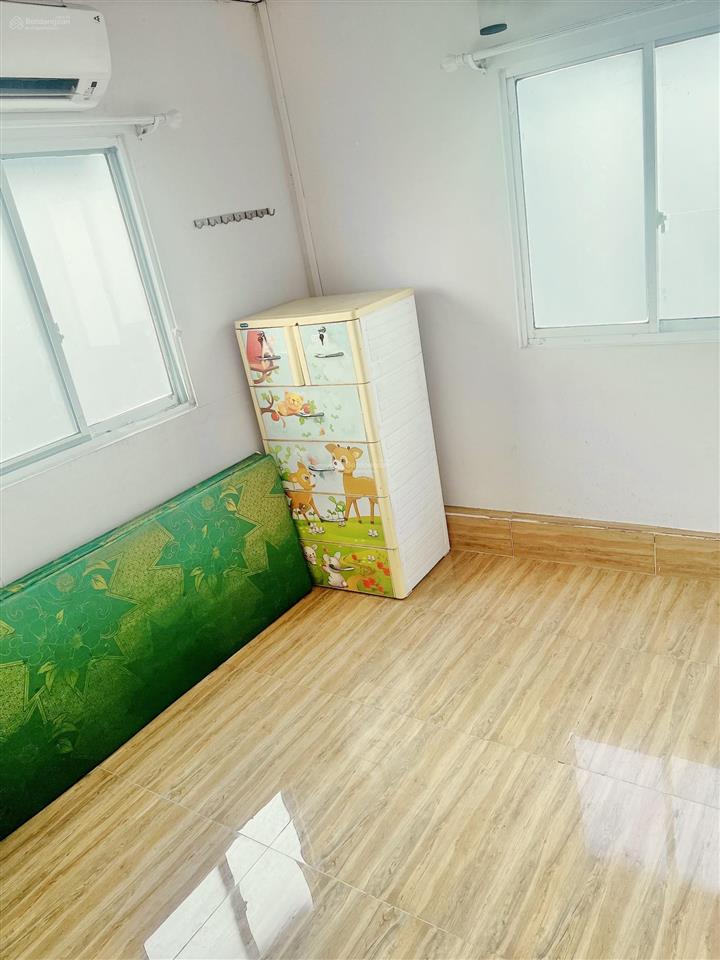 Cho thuê phòng quận 1 giá rẻ có 2 cửa sổ thoáng mát, free 1 xe máy, gần chợ tân định
