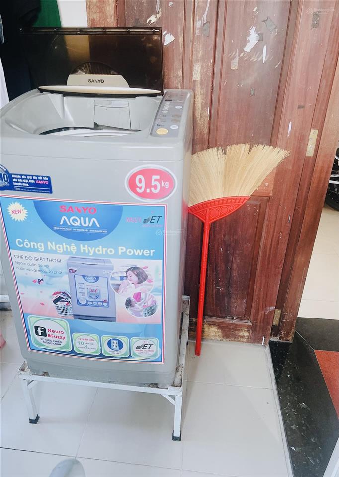 Cho thuê phòng quận 1 giá rẻ có 2 cửa sổ thoáng mát, free 1 xe máy, gần chợ tân định