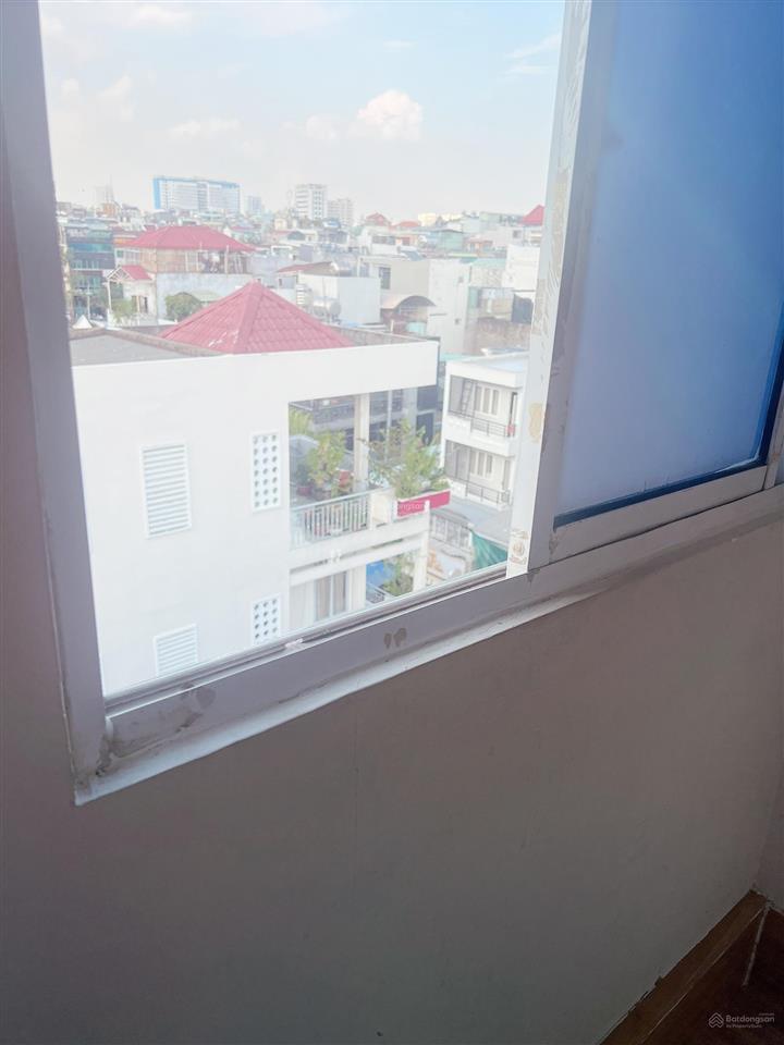 Cho thuê phòng quận 1 giá rẻ có 2 cửa sổ thoáng mát, free 1 xe máy, gần chợ tân định