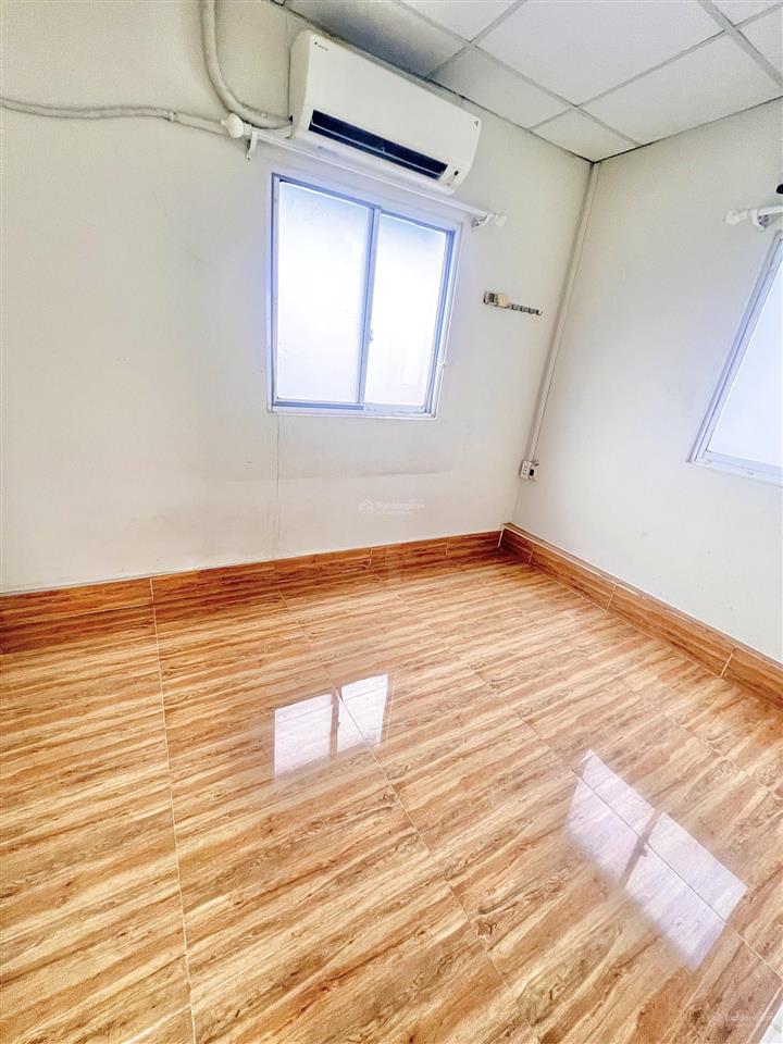 Cho thuê phòng quận 1 giá rẻ có 2 cửa sổ thoáng mát, free 1 xe máy, gần chợ tân định