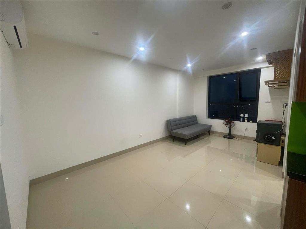 Bán chcc valencia garden 61m 2 phòng ngủ ban công đông nam view vinhomes cực đẹp