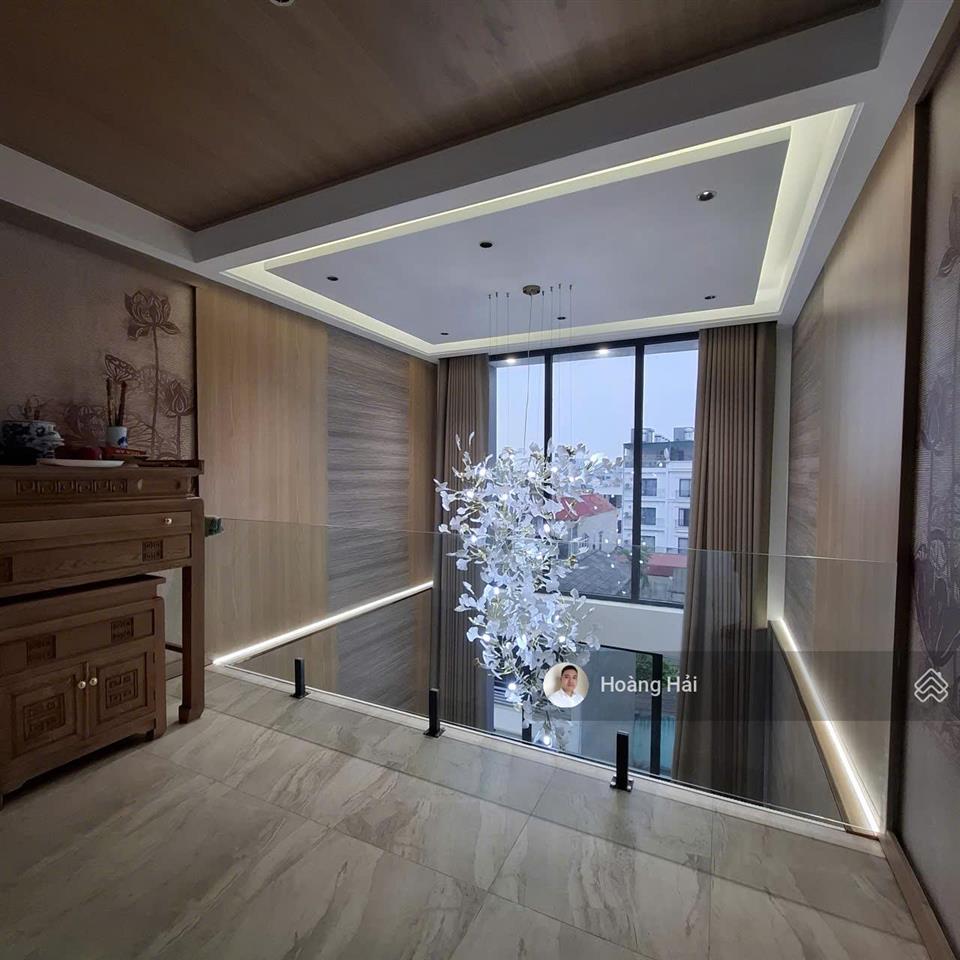 Cho thuê nhà riêng việt hưng mới tinh 61m2 5 tầng ngõ ô tô có thang máy full nội thất, giá 15tr/th