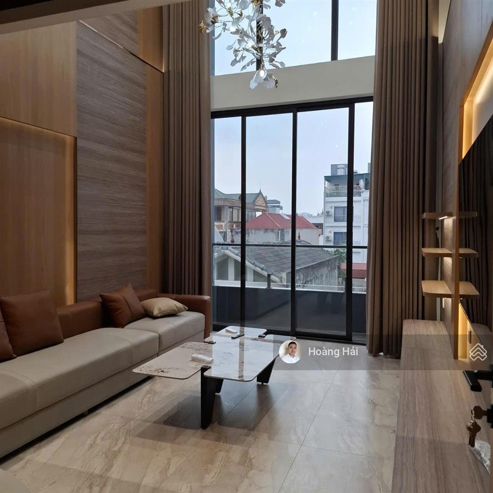 Cho thuê nhà riêng việt hưng mới tinh 61m2 5 tầng ngõ ô tô có thang máy full nội thất, giá 15tr/th