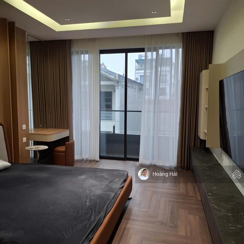 Cho thuê nhà riêng việt hưng mới tinh 61m2 5 tầng ngõ ô tô có thang máy full nội thất, giá 15tr/th
