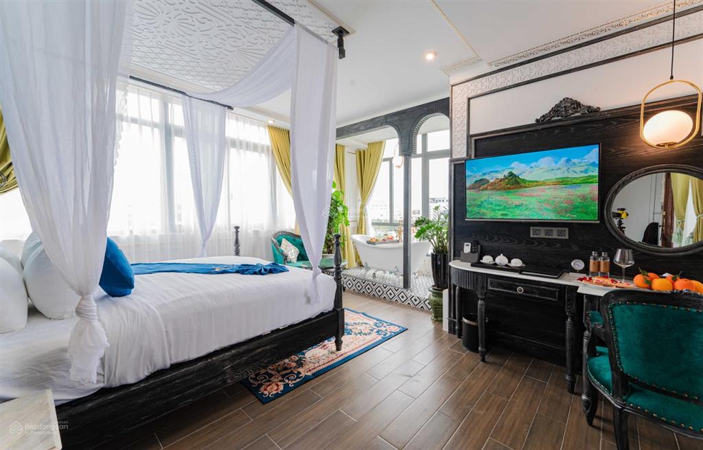 Bán khách sạn 3sao trung tâm quy nhơn có hồ bơi cách biển 200m, cách chợ đêm 30m