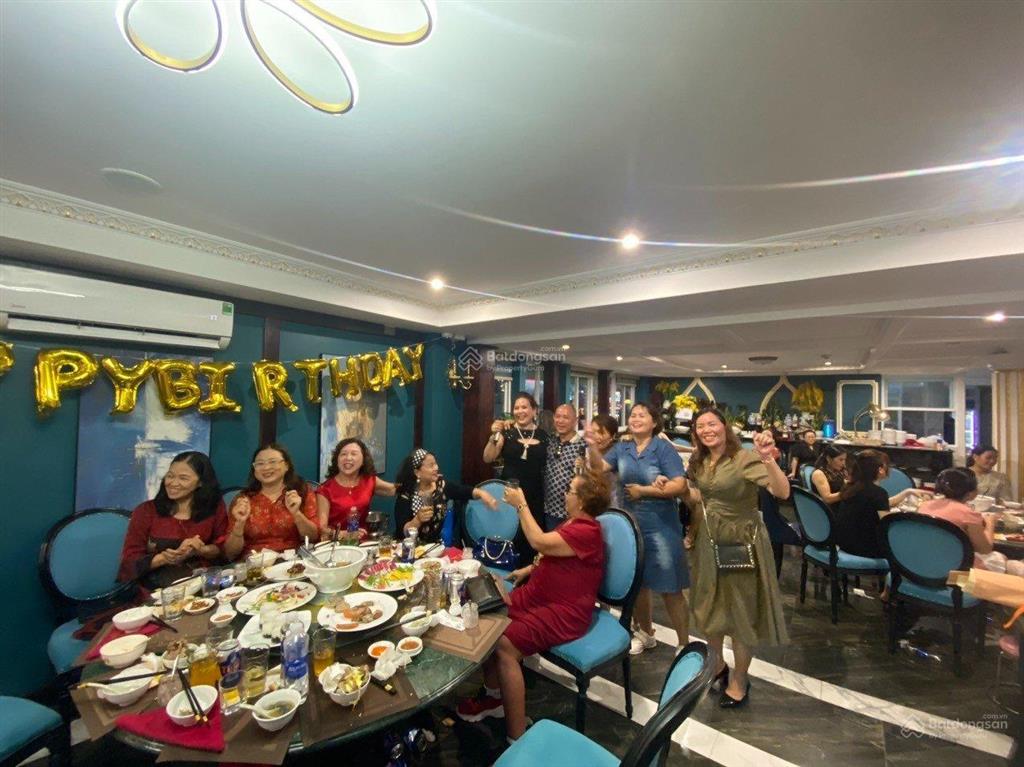 Bán khách sạn 3sao trung tâm quy nhơn có hồ bơi cách biển 200m, cách chợ đêm 30m