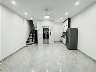 Hoàng quốc việt  cầu giấy  36m  6 tầng  thang máy  full đồ  10,5 tỷ (có bớt)