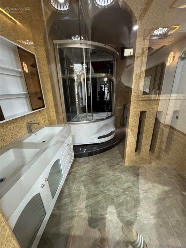 Nhà 65m2 xây 8tầng, thang máy, gara 2 ô tô, full nội thất gần vinhomes riverside, long biên 21.5 tỷ