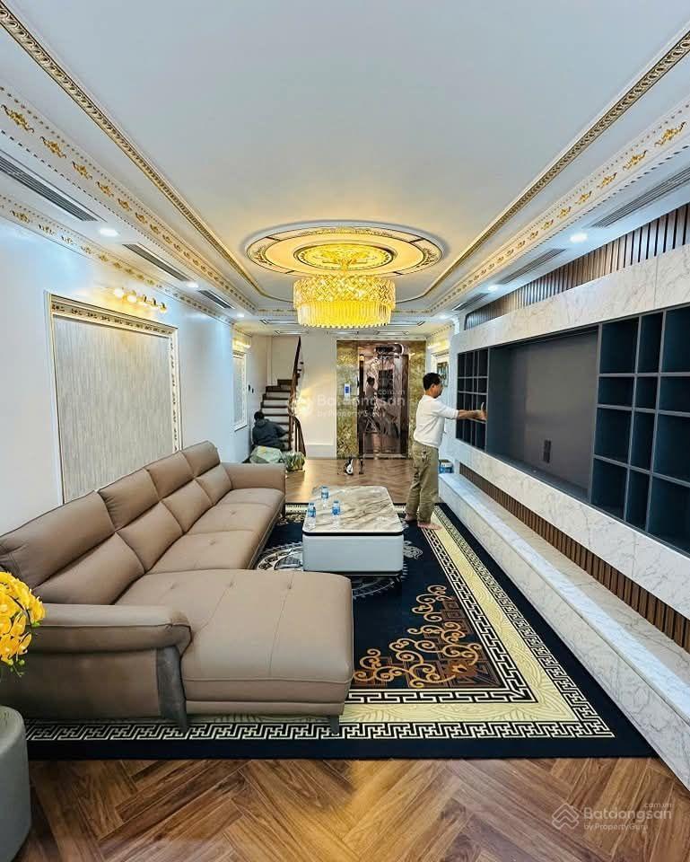 Nhà 65m2 xây 8tầng, thang máy, gara 2 ô tô, full nội thất gần vinhomes riverside, long biên 21.5 tỷ