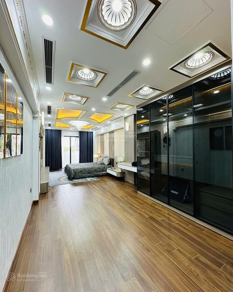 Nhà 65m2 xây 8tầng, thang máy, gara 2 ô tô, full nội thất gần vinhomes riverside, long biên 21.5 tỷ