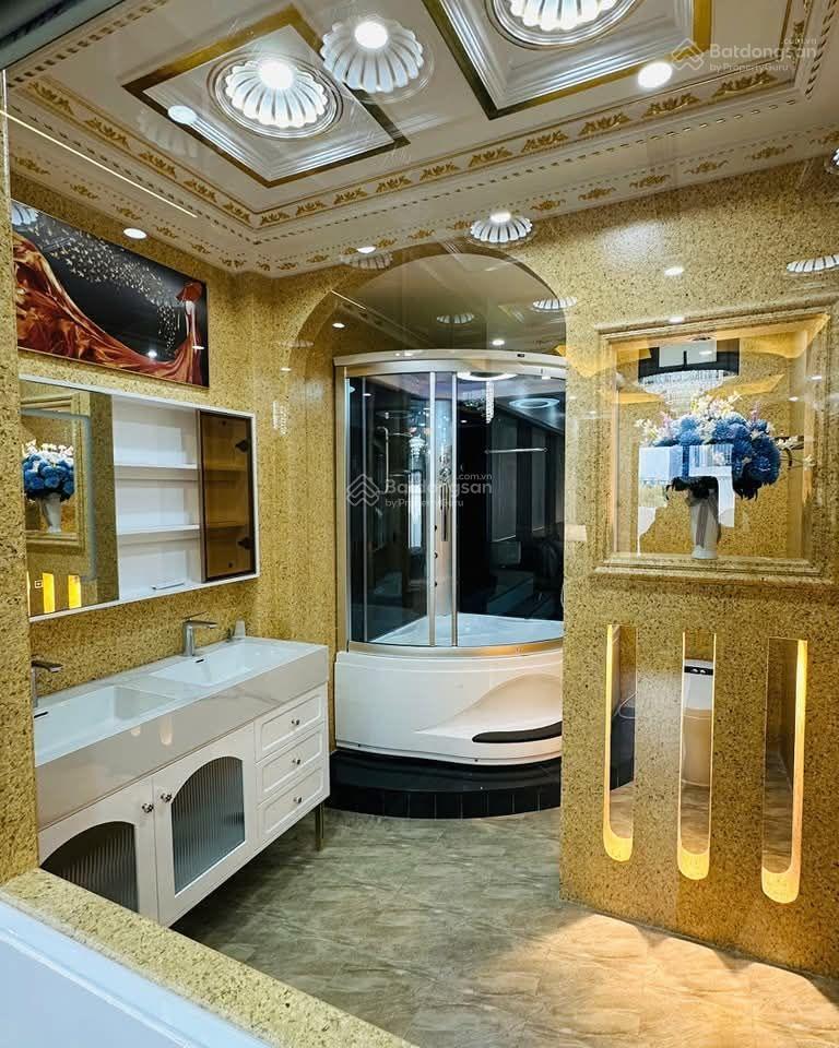 Nhà 65m2 xây 8tầng, thang máy, gara 2 ô tô, full nội thất gần vinhomes riverside, long biên 21.5 tỷ