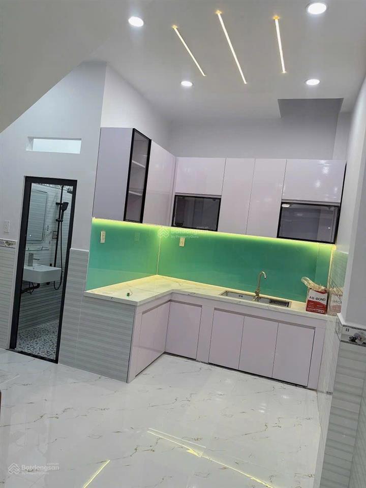 Nhà ngang 8m thích hợp cho gia đình đông người. hoặc vừa ở vừa cho thuê. đường hương lộ 2 bình tân